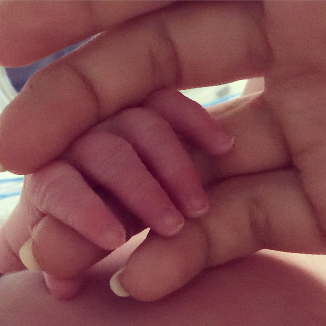 Inilah tangan mungil sang pangeran yang baru saja lahir ke dunia @ instagram.com/hilariabaldwin