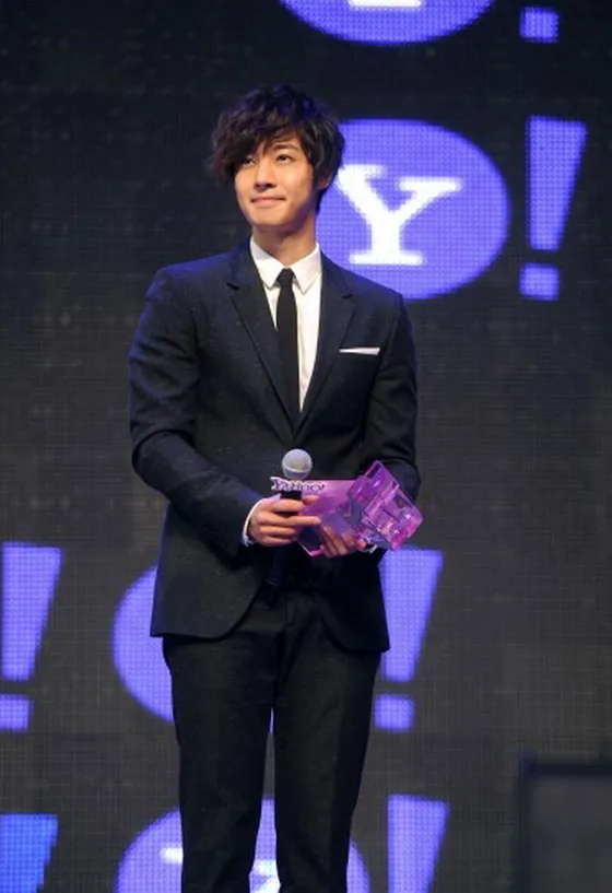 Kim Hyun Joong raih penghargaan dari Yahoo Asia. ©soompi.com