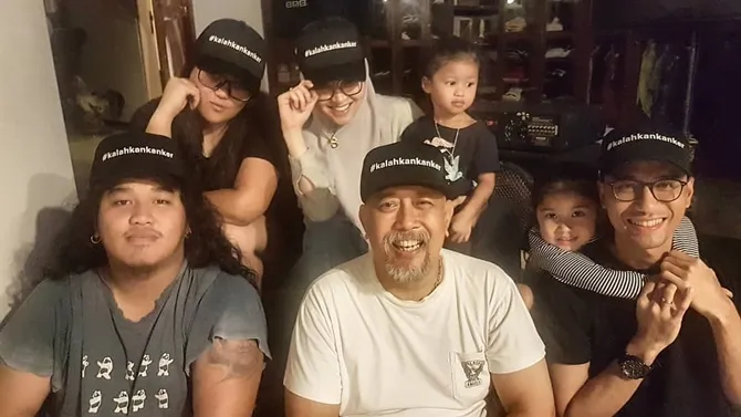 Indro Warkop bersama keluarga galakkan #kalahkankanker © instagram.com/indrowarkop_asli