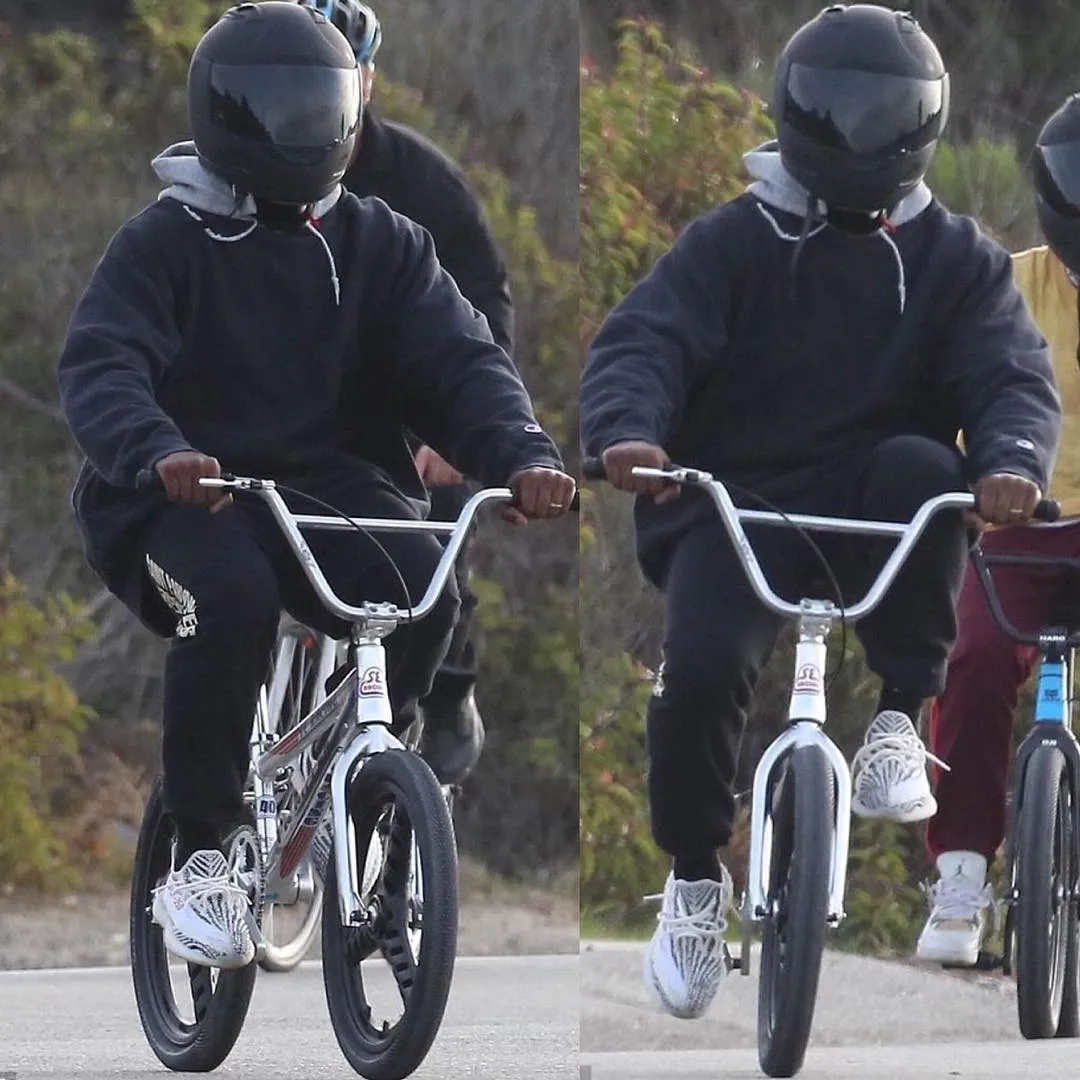 Sambil melakukan hobi barunya bersepada BMX, cincin pernikahan Kanye West dan Kim Kardashian tampak masih tersemat dengan manis © instagram.com/247papstv