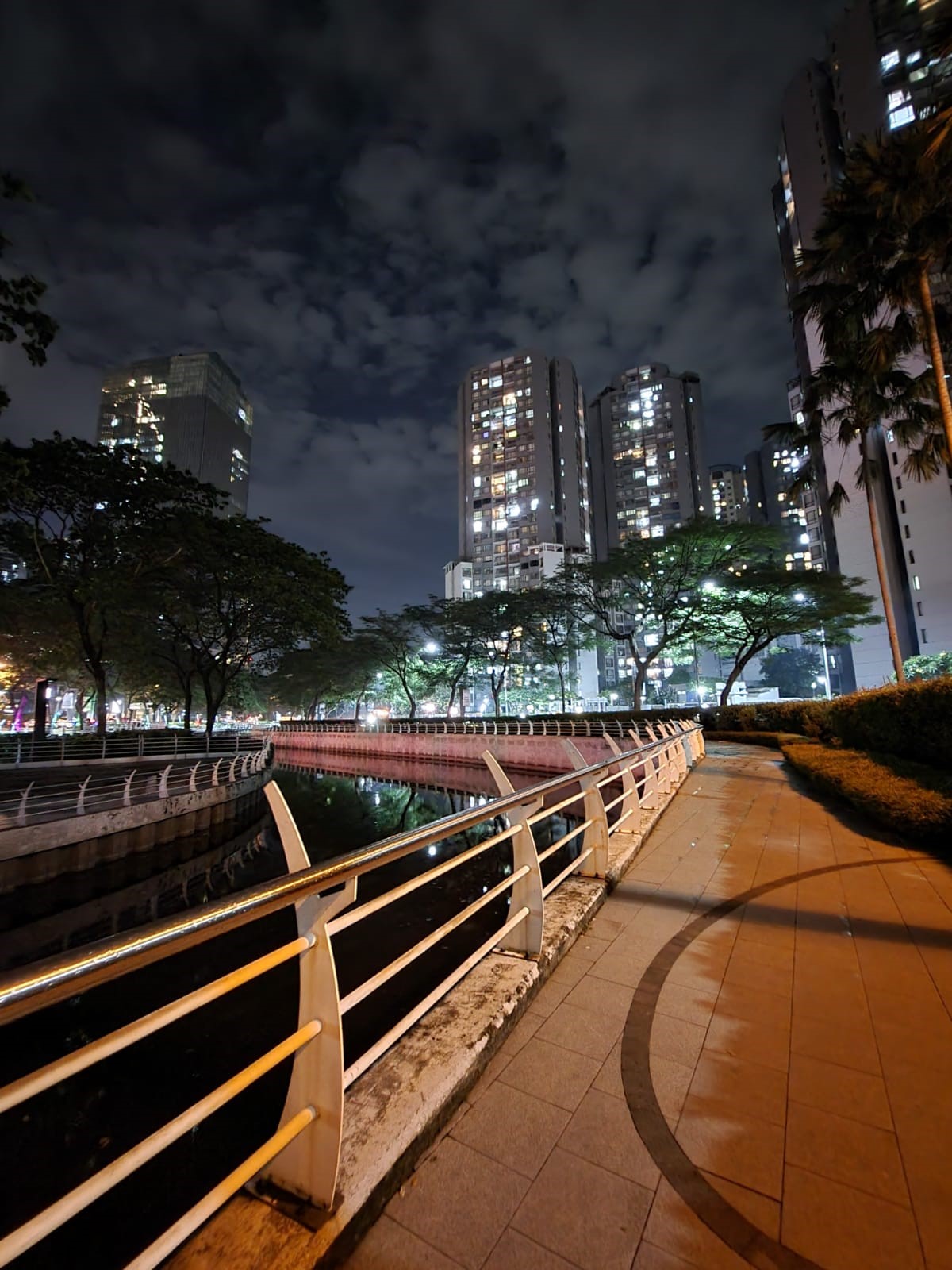 Photo scene malam yang epic menggunakan fitur Night Mode di Galaxy S21 FE 5G