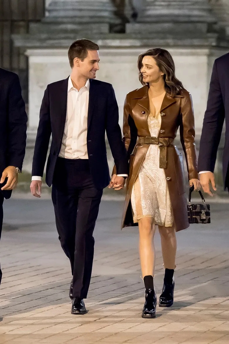 Miranda Kerr dan Evan Spiegel mesra saat berada di Paris © Splashnews.com