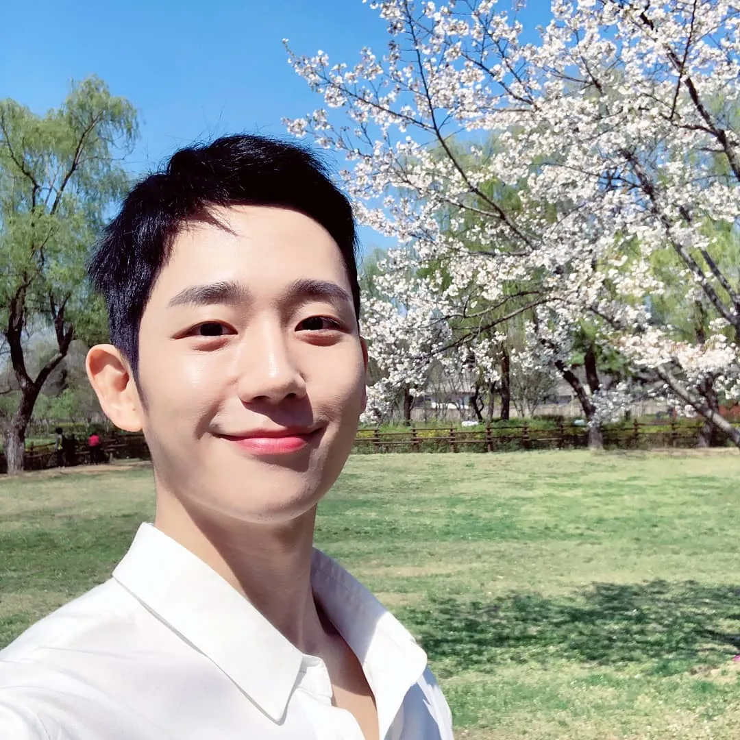 Senyumnya bikin meleleh nggak sih? (Credit: instagram.com/holyhaein)