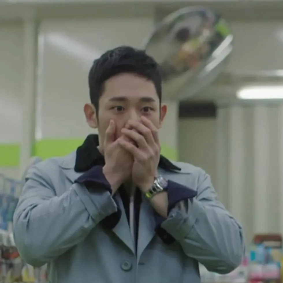 Ekspresi Woo Tak menggambarkan rasa keterkejutan Jung Hae In © instagram.com/holyhaein