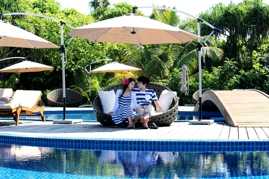 Sungmin dan Sa Eun di tepi kolam renang © soompi.com