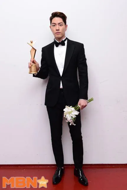 Hong Jong Hyun menerima penghargaan sebagai bintang pria baru nih. ©mbn star.