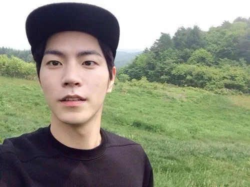 Hong Jong Hyun luruskan bahwa dirinya hanya berteman baik dengan Nana. ©soompi.com.