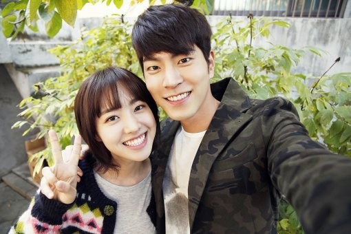 Hong Jong Hyun guyon soal pacaran dengan Jin Se Yeon. ©soompi.com.