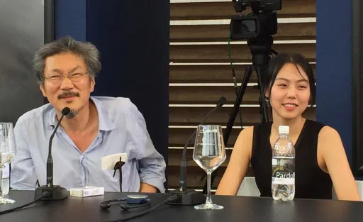 Hong Sang Soo dan Kim Min Hee dikabarkan sudah pacaran sejak tahun lalu © Yonhap
