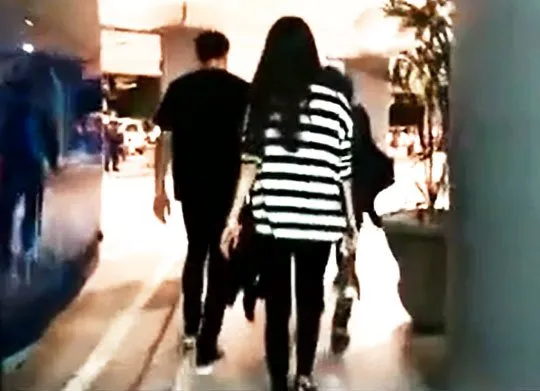 Hong Jong Hyun dan Yura Girls Day saat berjalan di Bandara Bali. @soompi.com