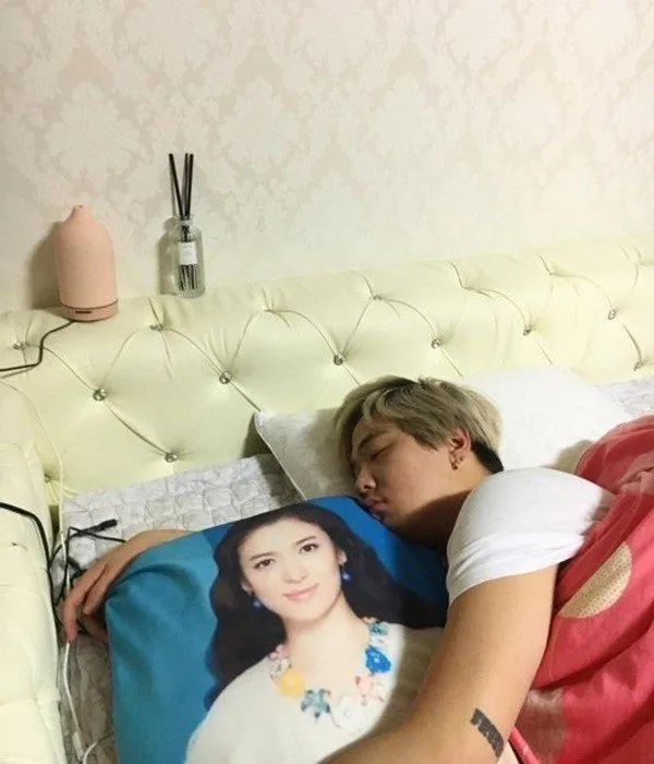 Lee Hong Ki buang bantal gambar Song Hye Kyo miliknya. © koreaboo.com