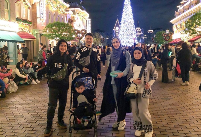 liburan, arie untung jelajahi disney land hong kong hingga malam hari