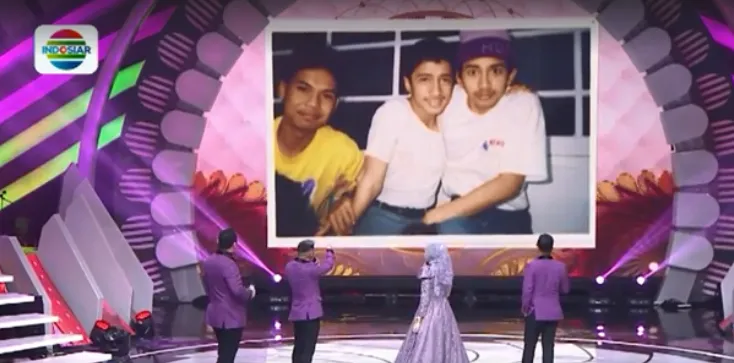 Suasana Panggung Saat Para Host Dangdut Academy Asia 4 Tebak Foto Lama Ketika Masih Pelajar. (credit:vidio.com/Indosiar)