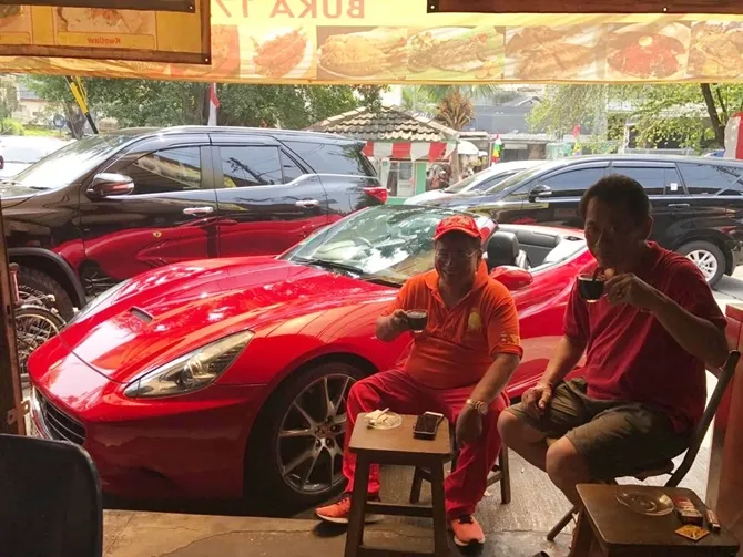 Hotman Paris bersantai di Kedai Johny (credit: instagram.com/hotmanparisofficial)