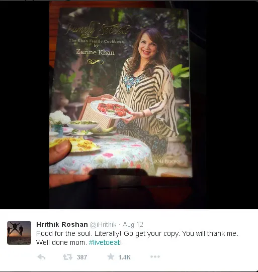 Hrithik mendukung penuh karir mertuanya lewat promosi di akun Twitter @twitter.com/iHrithik