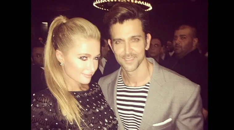 Paris langsung foto bareng Hrithik saat mereka bertemu di Dubai. @indianexpress