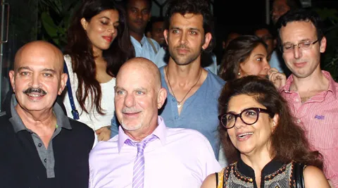 Rakesh Roshan (kiri bawah) bantah Hrithik akan kerja bareng Rob Cohen (tengah). @Indianexpress.com