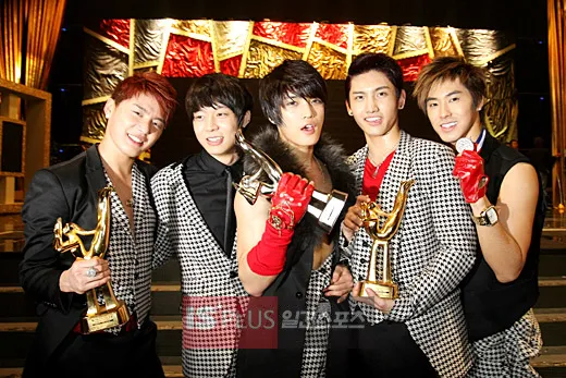 Tahun 2008, di mana TVXQ memenangkan berbagai penghargaan lewat track andalan Mirotic @fanpop.com