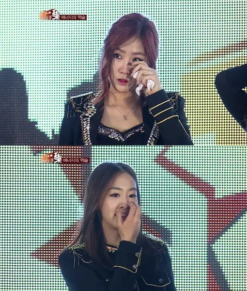 Sistar berurai air mata ketika tampil di satu sekolah di Suwon. ©soompi.com