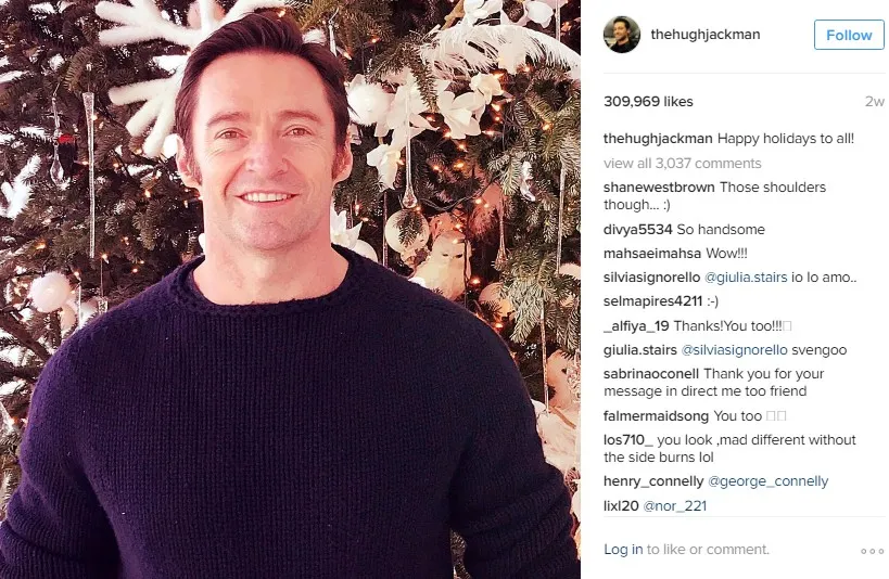 Dalam foto yang diunggah 24 Desember 2016 ia tampak berpose di depan pohon natal. © instagramcom/thehughjackman