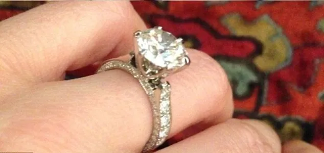 Cincin pertunangan Hugh dan Crystal tahun lalu @ dailymail.co.uk