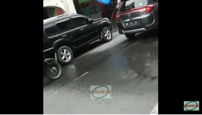 Hujan lokal yang memjadi sorotan (credit: syanam six YouTube)