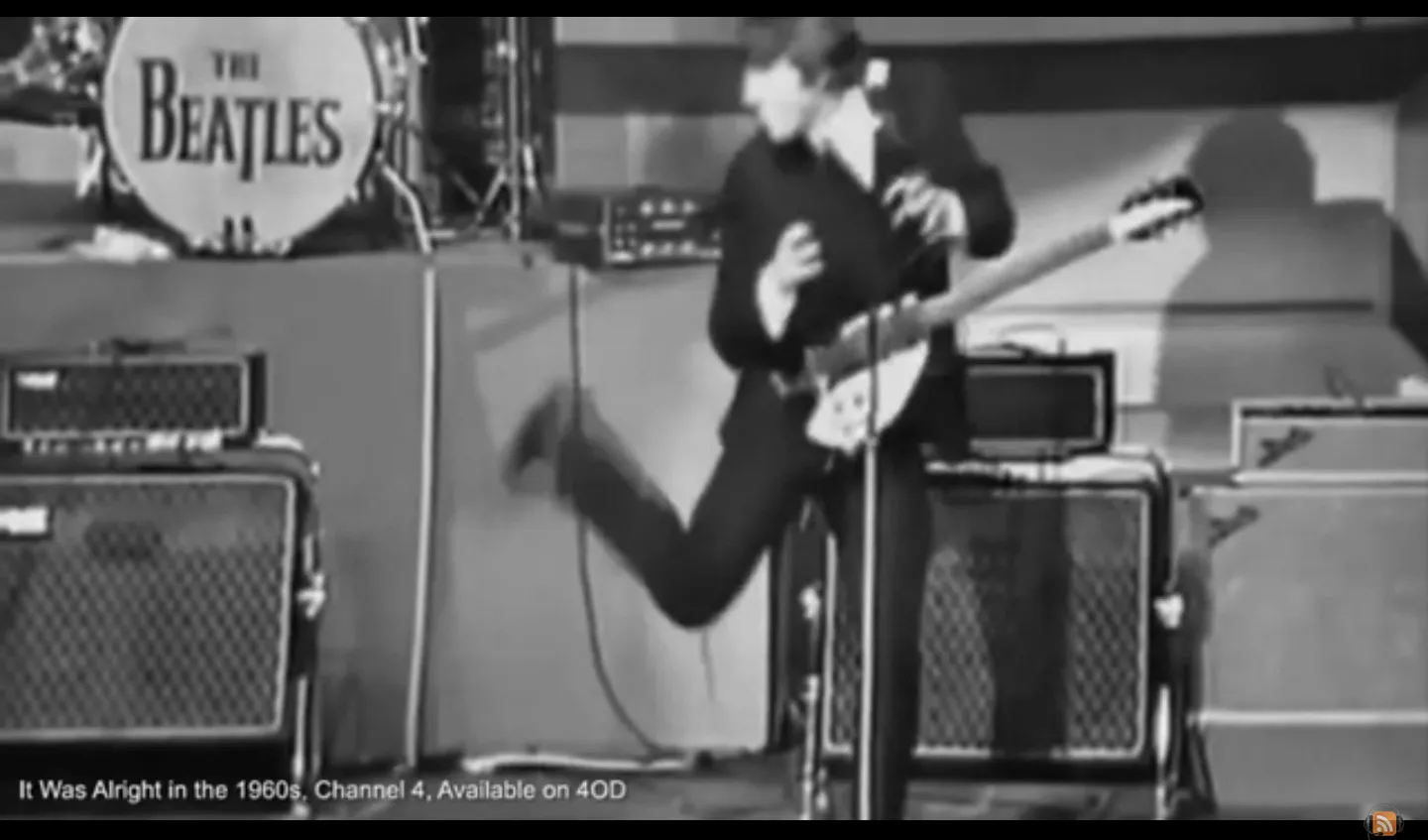 John Lennon memeragakan gaya orang disabilitas © YouTube/Sophia Vance