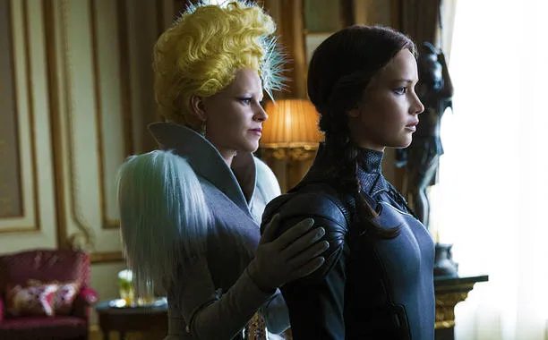 Katniss dan Effie dalam potongan gambar terbaru MOCKINGJAY PART 2 © EW