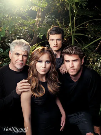 Gary Ross, Jennifer Lawrence dan pemain THE HUNGER GAMES (2012) | Credit ©TheHollywoodReporter