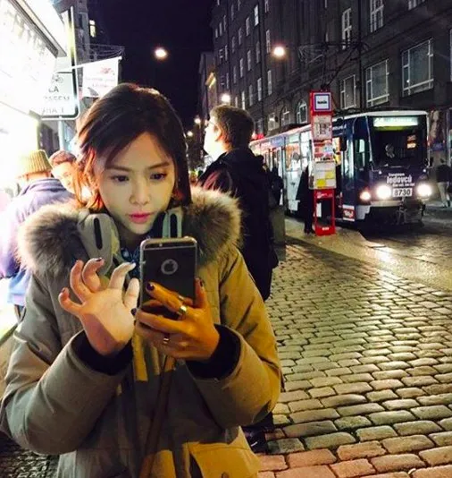 Hwang Jung Eum posting foto liburan di Praha. ©soompi.com