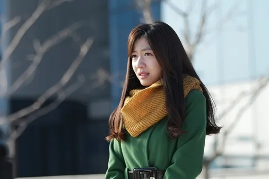 Hwayoung seolah tengah syuting. ©soompi.com