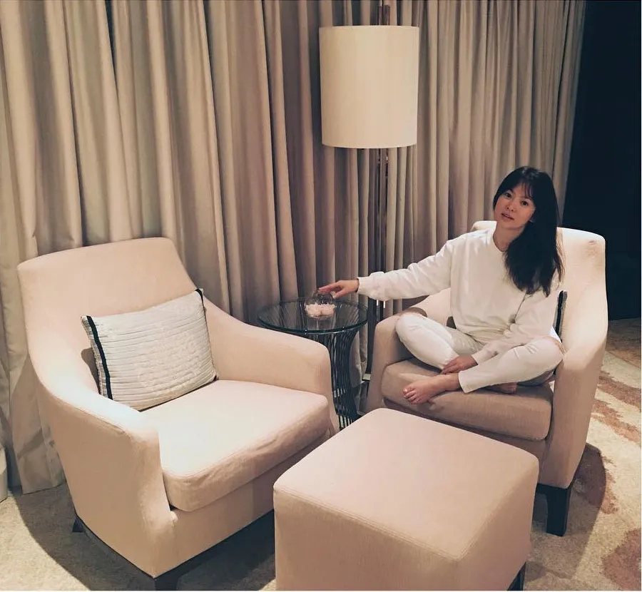Penampilan casual Song Hye Kyo di kamar hotel. ©Instagram/kyo1122