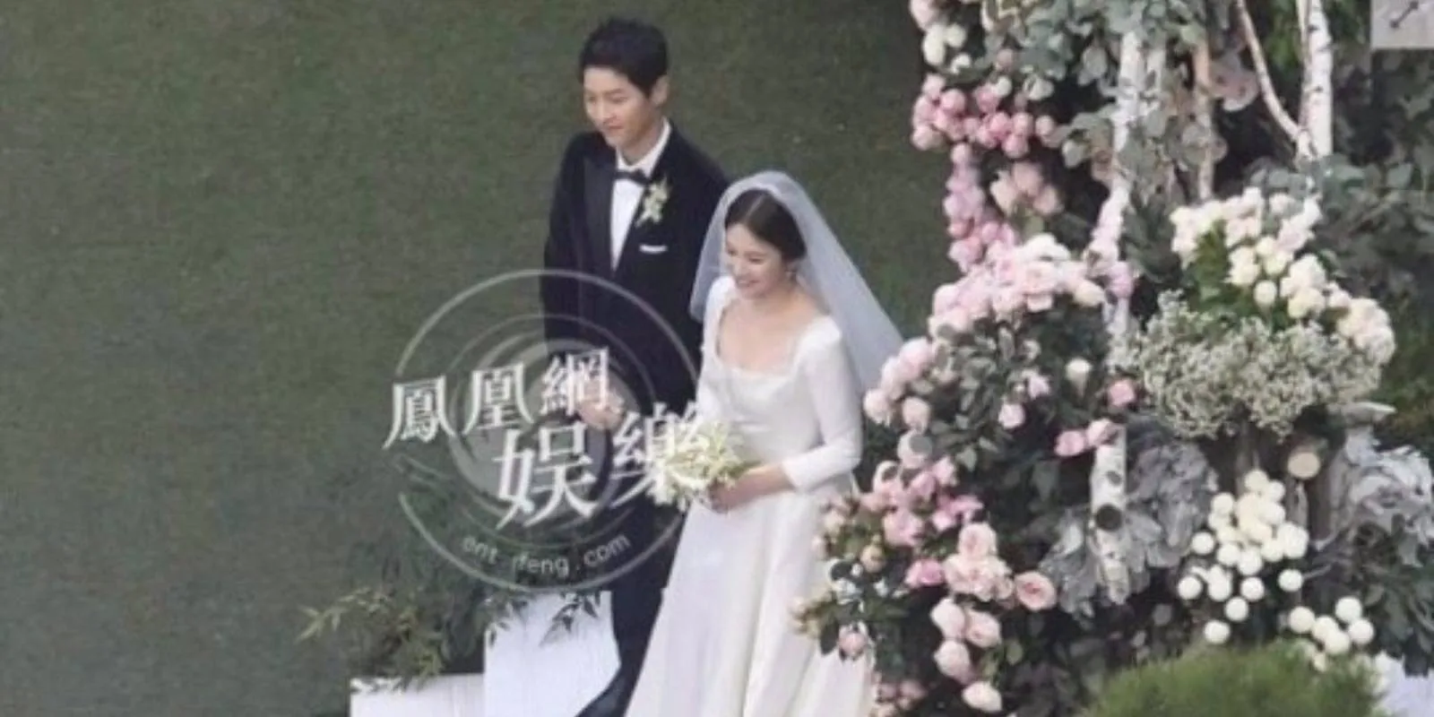 Media China melakukan live streaming ilegal di hari pernikahan Song Joong Ki - Song Hye Kyo. © ifeng.com