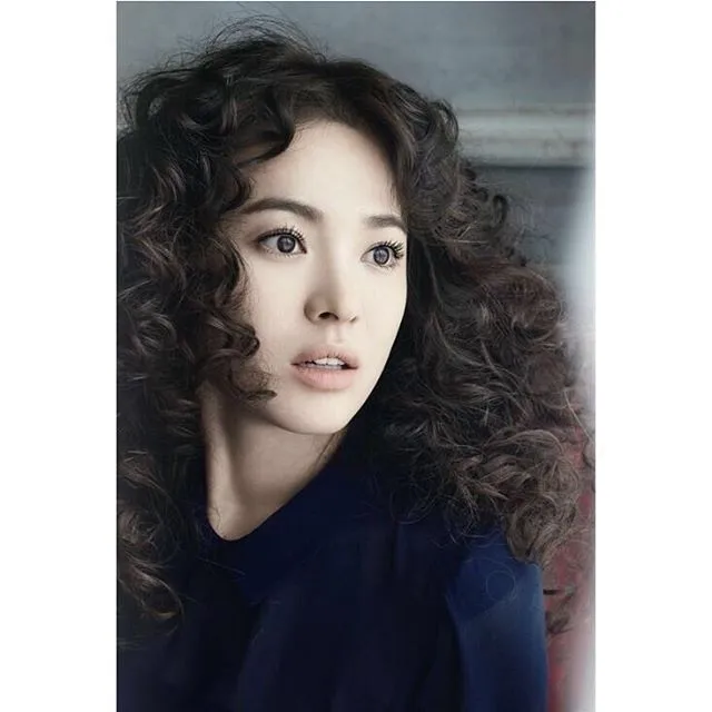 Song Hye Gyo yang tampak semakin elegan dengan rambur keriting. ©Instagram/kyo1122