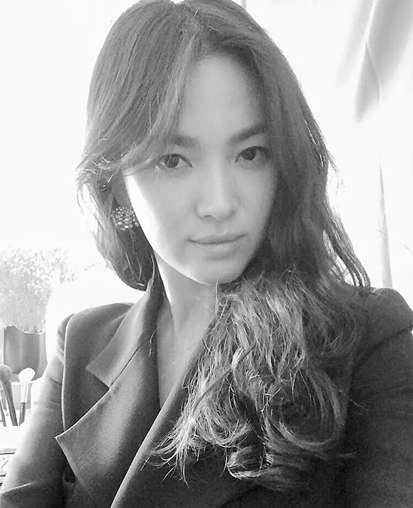 Foto selfie black & white Song Hye Kyo. ©Instagram/kyo1122