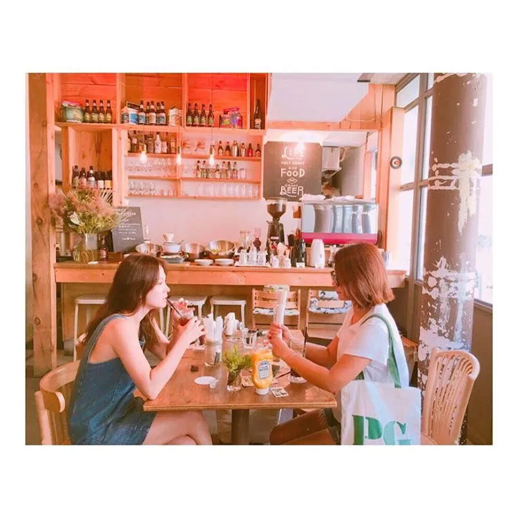 Song Hye Kyo sedang hangout bersama sahabat. ©Instagram/kyo1122
