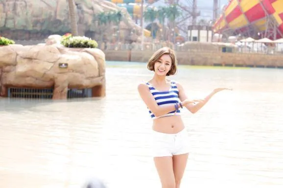 Hyeri menyambut kamu di Lotte World's Waterpark foto via Soompi