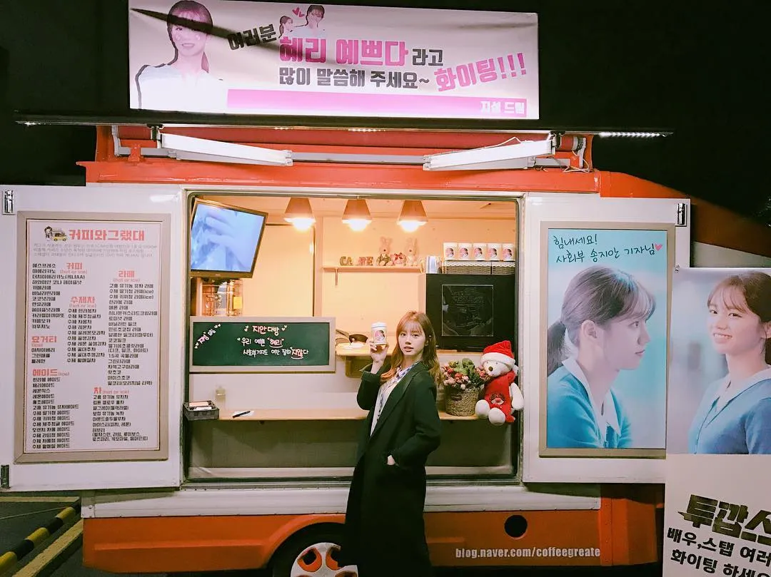 Hyeri pose di depan truk kopi kiriman Ji Sung © instagram.com/hyeri_0609