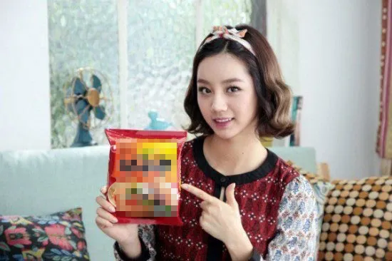 Salah satu gaya Hyeri ketika jadi model iklan? Cute? © Nongshim