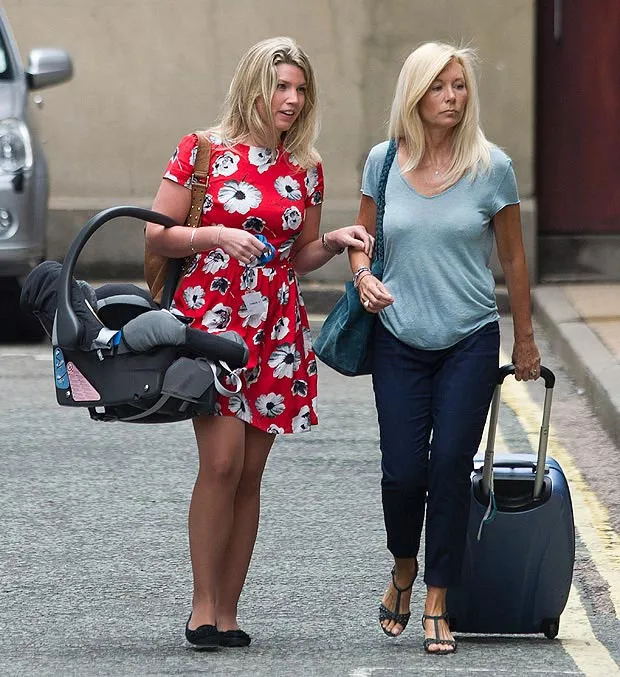 Amanda Tucker dan asistennya. @thesun.co.uk