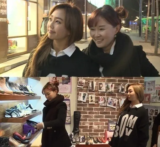 Hyeorin dan ibu saat sedang jalan-jalan bersama, keduanya terlihat seperti sahabat dekat. @soompi.com