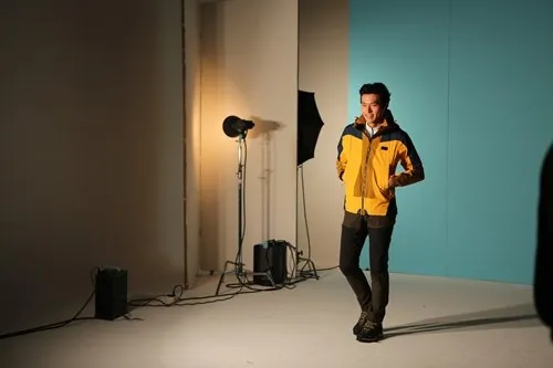 Hyun Bin saat photoshoot iklan @soompi.com