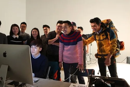 Hyun Bin saat photoshoot iklan @soompi.com