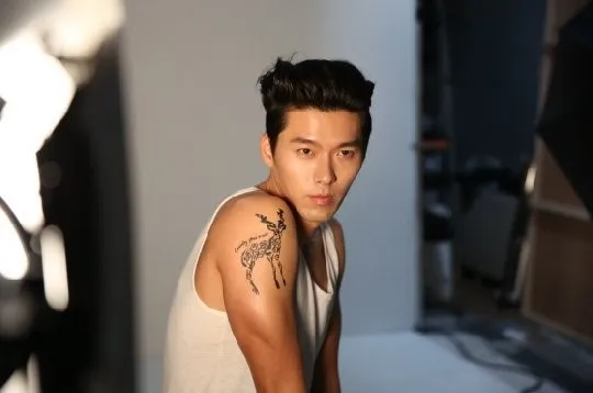 Hyun Bin saat syuitng CF The Body shop @soompi.com
