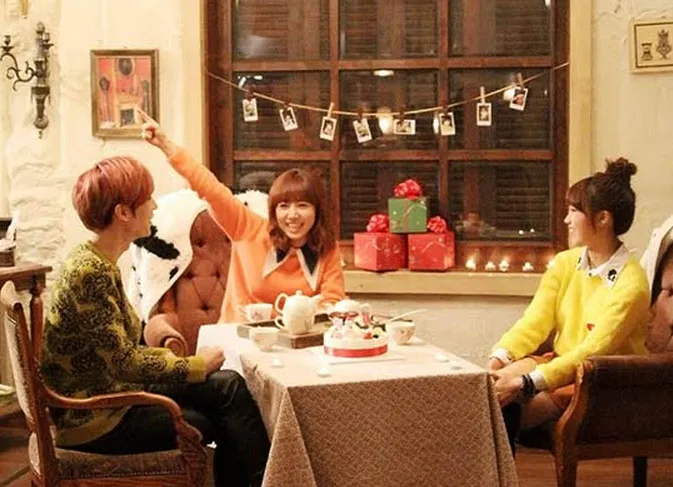 Hyunseung, Eunji dan Kim Nam Joo menikmati suasana bersama. ©soompi.com