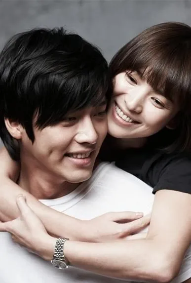 Kemesraan Hyun Bin dan Song Hye Gyo dalam Worlds Within © KBS