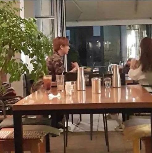 Foto yang diduga Hyun Seung BEAST dengan seorang wanita di kafe. ©instiz.net