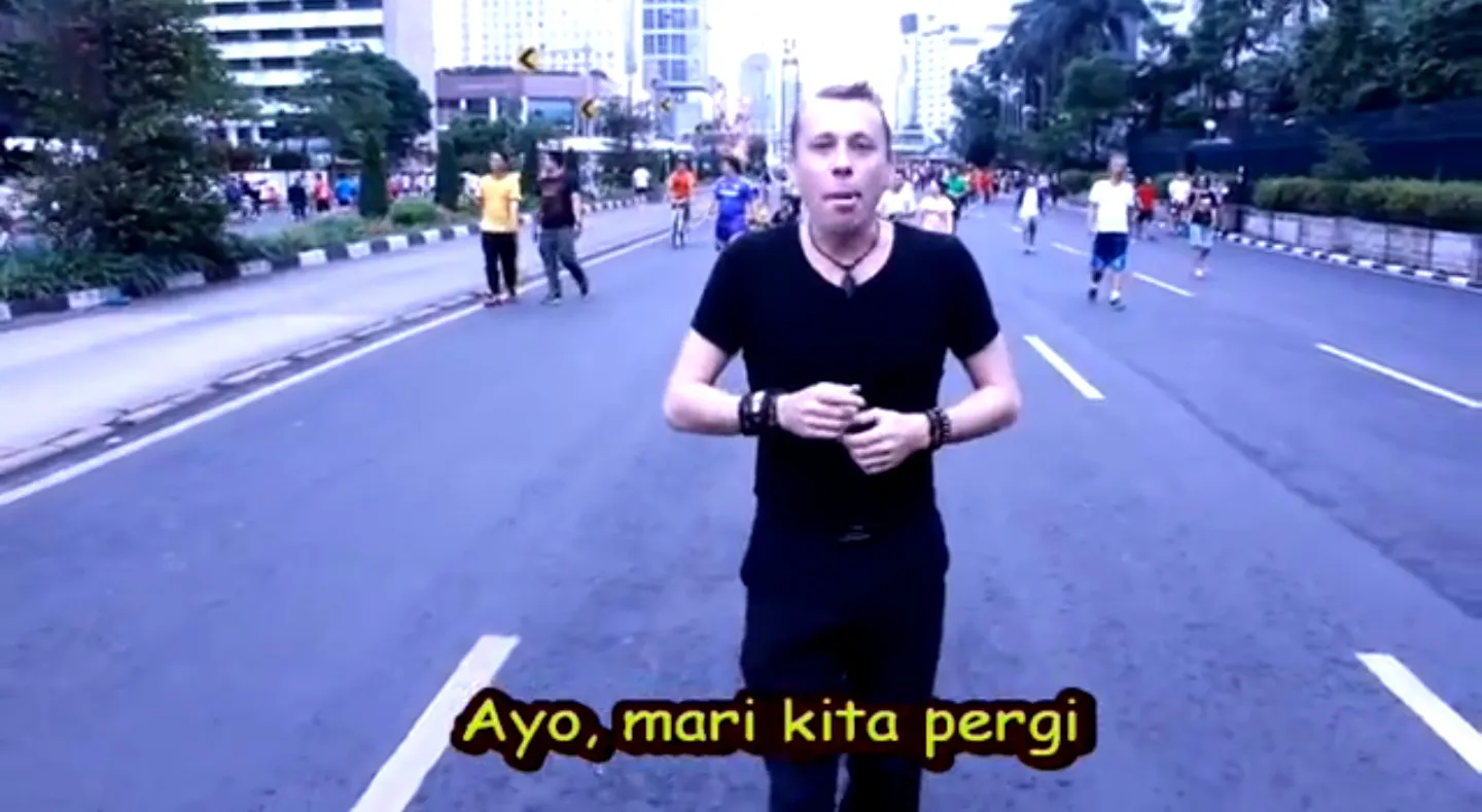 Kurang dari 2 menit, para Bule kocak ini mampu menciptakan lagu yang mendukung kota Bekasi ©YouTube