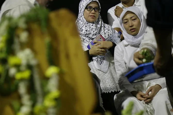 Doa Ayu Dewi mengiringi kepergian sang ibunda kembali ke rumah Tuhan © KapanLagi.com/Agus Apriyanto