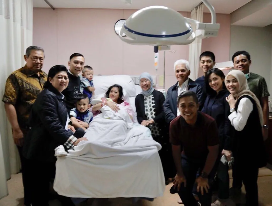 Momen keluarga SBY sambut tahun baru 2018 dengan kelahiran cucu keempat. Credit: via instagram.com/ibasyudhoyono